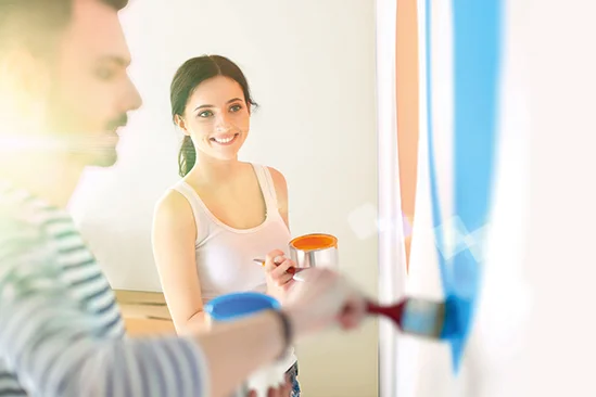 Personen streichen Wand blau